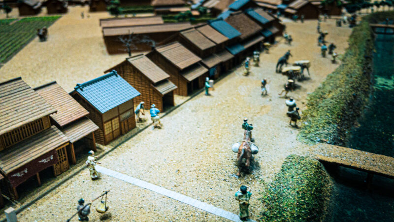 江戸時代の家屋と人々が行き交う様子のイメージ写真
